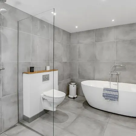 בית נופש 3 Bedroom Gorgeous Home In Aakirkeby Vester Somarken