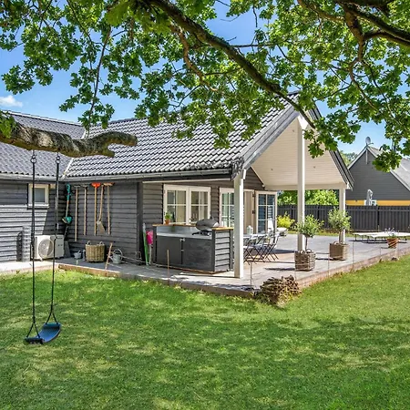 3 Bedroom Gorgeous Home In Aakirkeby